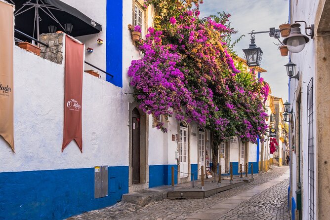 Óbidos Scavenger Hunt and Sights Self-Guided Tour - Stop 2: Livraria de Santiago and learning by searching