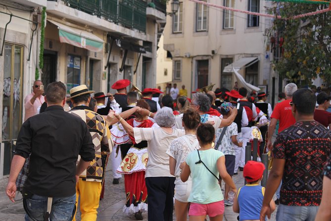 Old Lisbon: Alfama and Sao Jorge neighborhood 3-Hour Walking Tour - Meeting at Casa dos Bicos: your first taste of Lisbon’s stubborn survival