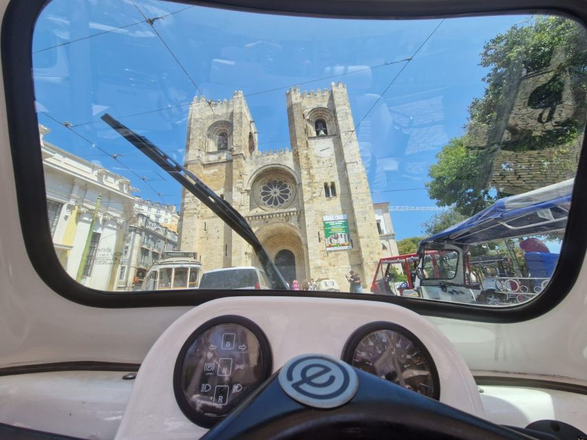 Old town of Lisbon on board of a tuk tuk- 1hour - Santa Engracia (National Pantheon) and the value of one calm stop