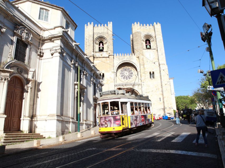 Old town of Lisbon on board of a tuk tuk- 1hour - Alfama without a long hike: photo stops and neighborhood feel