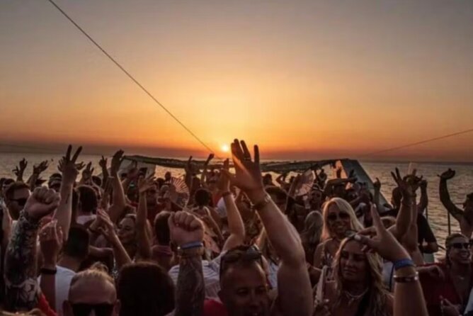 Party on board 2-hour cruise with DJ and open bar - Meeting point: where to start your Tagus night (Estação Fluvial Sul e Sueste)