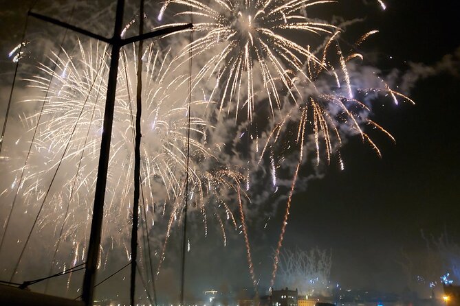 Passing the Year in a Boat with Champagne and Fireworks - Champagne, Vinho Verde, and blankets: what’s actually included