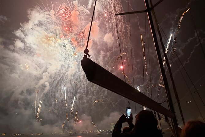 Passing the Year in a Boat with Champagne and Fireworks - Cristo Rei at night: why the boat stop matters