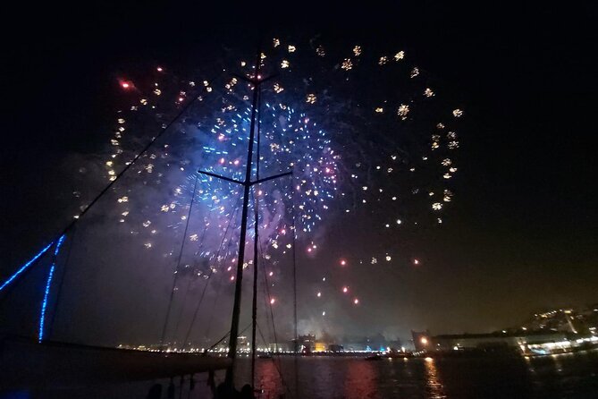 Passing the Year in a Boat with Champagne and Fireworks - The fireworks run toward Terreiro do Paço (Praça do Comércio)