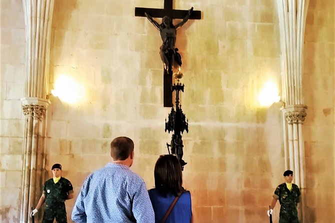 Peniche, Nazaré (big waves), Batalha monestary tour and Óbidos - Pickup, Timing, and the Pace Over ~9 Hours