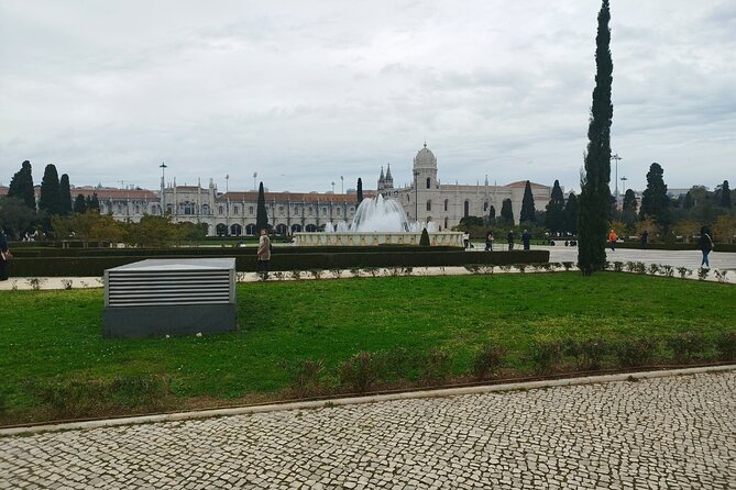 Private Belem tour with tram and the new Quake Museum - Padrao dos Descobrimentos: a photo moment with meaning