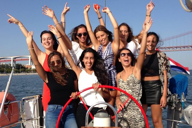 PRIVATE BOAT TOUR Lisbon - 25 de Abril Bridge and Torre de Belém: the photo stretch you’ll want to time right