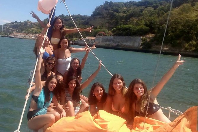 PRIVATE BOAT TOUR Lisbon - Welcome drink and Portuguese wine: the part that makes it feel like a celebration