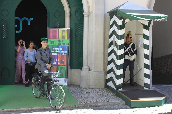 Private City Tour Lisbon Fundamental - Largo do Carmo and the April 25, 1974 moment