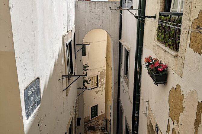 Private Highlights of Lisbon HD Tour - Alfama: The Oldest Maze Between the Tagus and the Castle