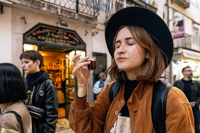 Private Night Bar Crawl in Lisbon with Local Guide and Drinks - Meeting point at 8:00 pm: where the night starts (and how to find your guide)