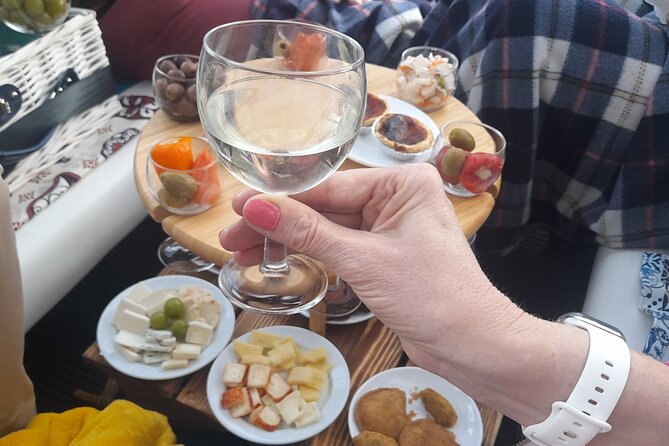 Private tapas tuk tuk tour through Lisbon - Stop 1: Lisbon Cathedral and the Sé de Lisboa Core