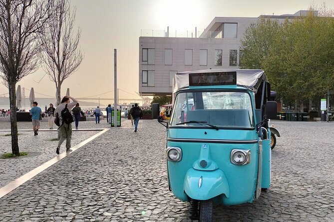 Private Tuk Tuk Tour 1h30 to Lisbon - Stop 1: Sé Cathedral (15 Minutes) and the Power of a 12th-Century Beginning