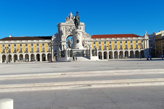 Private tuk tuk tour through the historic center of Lisbon - Live English commentary: how to hear the guide on a moving vehicle