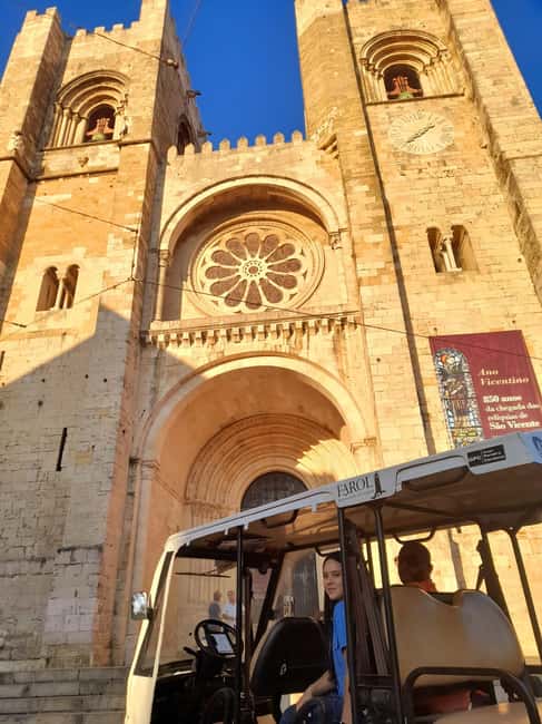 Private tuktuk Tour :Old Town Lisbon with hotel pick-up - São Vicente: Neighborhood Atmosphere and a Bit of Time to Wander