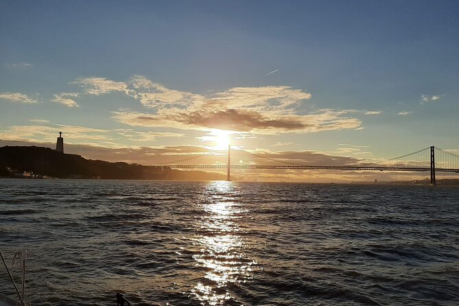 Relaxing Sailboat Cruise along the Tagus - Boarding and the Small-Group Difference