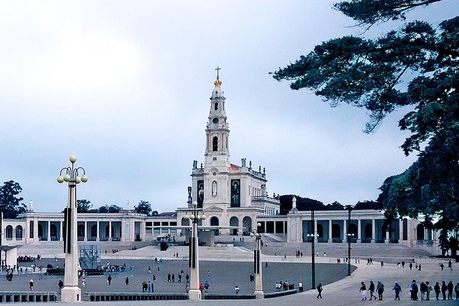 Safe Private Tour - Fátima Sanctuary & The Child Seers Homes - Entering the Basilica de Nossa Senhora do Rosário: The Heart of Fatima