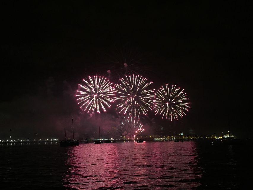 Sail into 2026: Lisbon Fireworks from the River - Drinks and the NYE ritual: open bar, plus sparkling and raisins