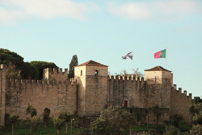 Sao Jorge Castle Guided Tour in Lisbon - Where the tour starts: the red phone booth on Santa Cruz do Castelo