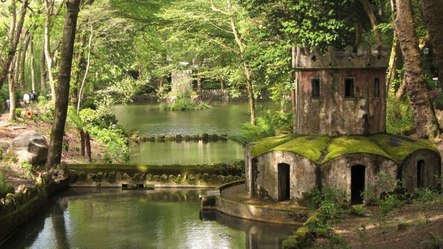 Sintra: 4 MAJOR Monuments Tour E-Car com GPS Audio Guide - Quinta da Regaleira: Inverted Well energy in lush surroundings