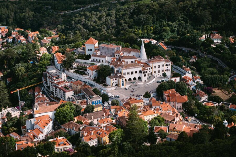 Sintra/Lisbon: Sintra & Quinta da Regaleira Tour with Ticket - A guide makes the difference: English and Spanish storytelling