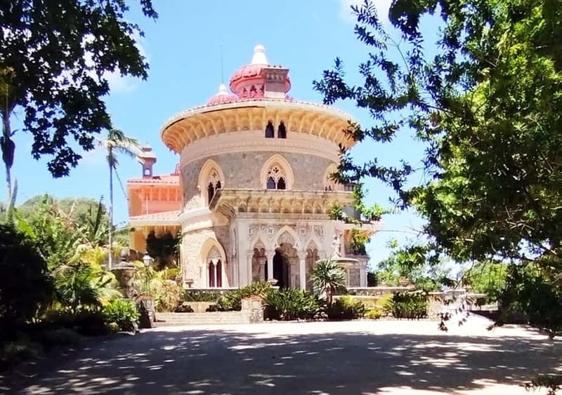 Sintra Unique Tour - Two Palaces and Azenhas do Mar - Sintra town center for one hour: see the vibe before the palaces