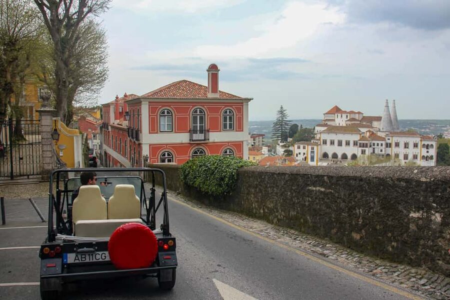 Sintra: Vintage electric Tuk Tuk tour, Pena Palace 4/5 hours - Meeting the vintage Mini Moke at Portela de Sintra station