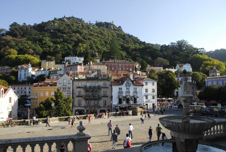 Sintra with a guide: Pena, Regaleira, Roca and Cascais - Lunch break in Sintra village: use the hour well