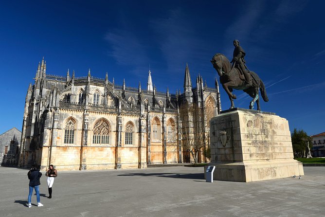 Small Group Tour to Fátima, Batalha, Nazaré and Óbidos from Lisbon - The Guide Factor: How This Tour Stays Relaxed
