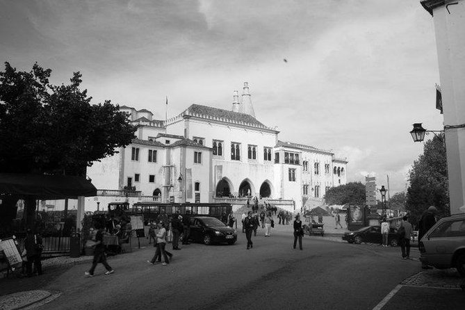 Small Group Tour to Pena Palace , Sintra , Regaleira and Cascais - Stop 2: Sintra town streets and the free time that makes it feel real