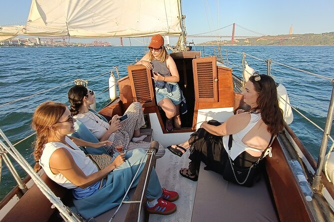Sunset sailing boat trip in Lisbon with snacks - How to get the best out of your photos and your comfort