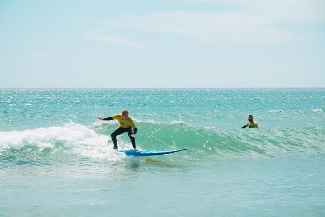 Surf Lesson with transfer - Coach Pedro’s style: personal tips that help you stand