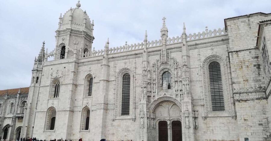 The Best Guiding visit to Jeronimos & Tiket included - Meeting point at the main door: how to avoid the first 10 minutes of chaos