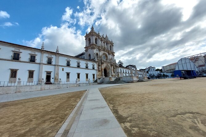 Tranquility to Thrills: Obidos,Alcobaca and Nazare Private Tour - Óbidos Village: Castle Walls, White Houses, and Queens by Marriage