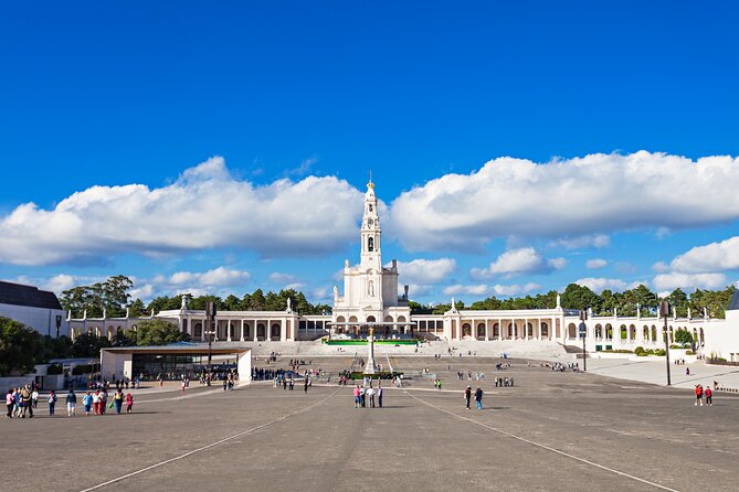 Transfer Tour Lisbon/Porto with 2 stops options Óbidos, Nazaré, Fátima, Coimbra - Transfer Lisbon/Porto with stops: what you’re really buying