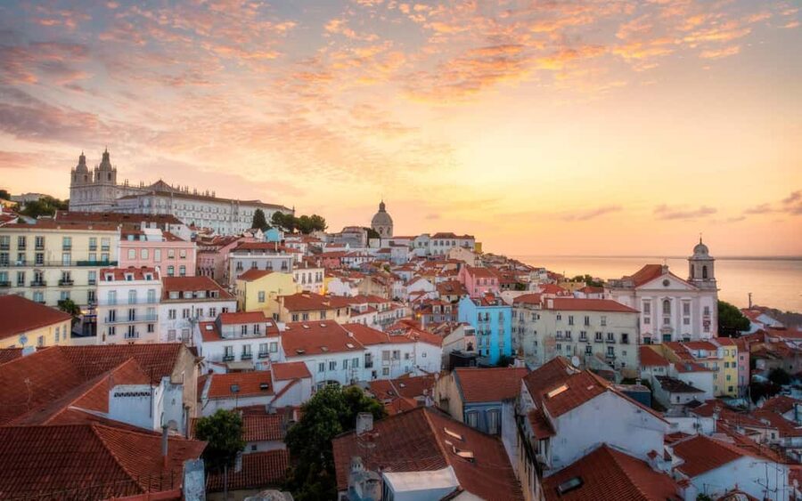 Travel to the Medieval part of Lisbon by Tuk Tuk - Sé Cathedral: Starting in Lisbon’s Medieval Center