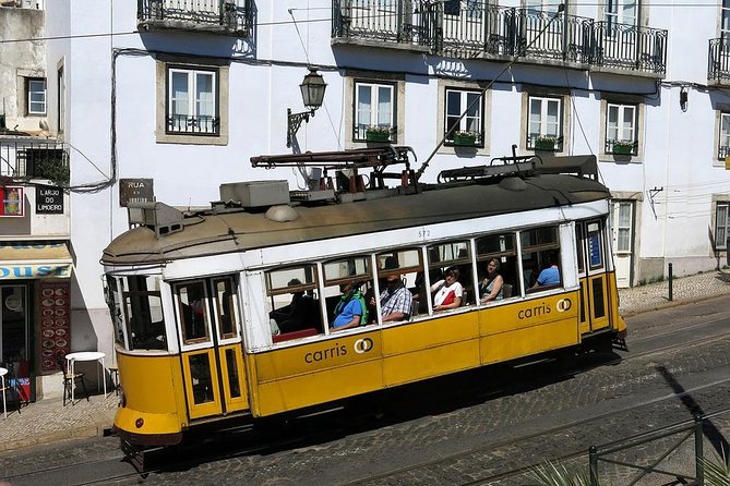 VIP-walking-Tour - Lisbon with your private - in German - How the tour handles questions, requests, and group energy